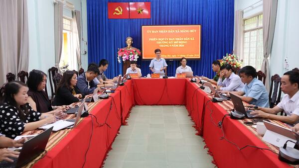 UBND xã Măng Bút tổ chức Phiên họp thường kỳ mở rộng tháng 9 năm 2026